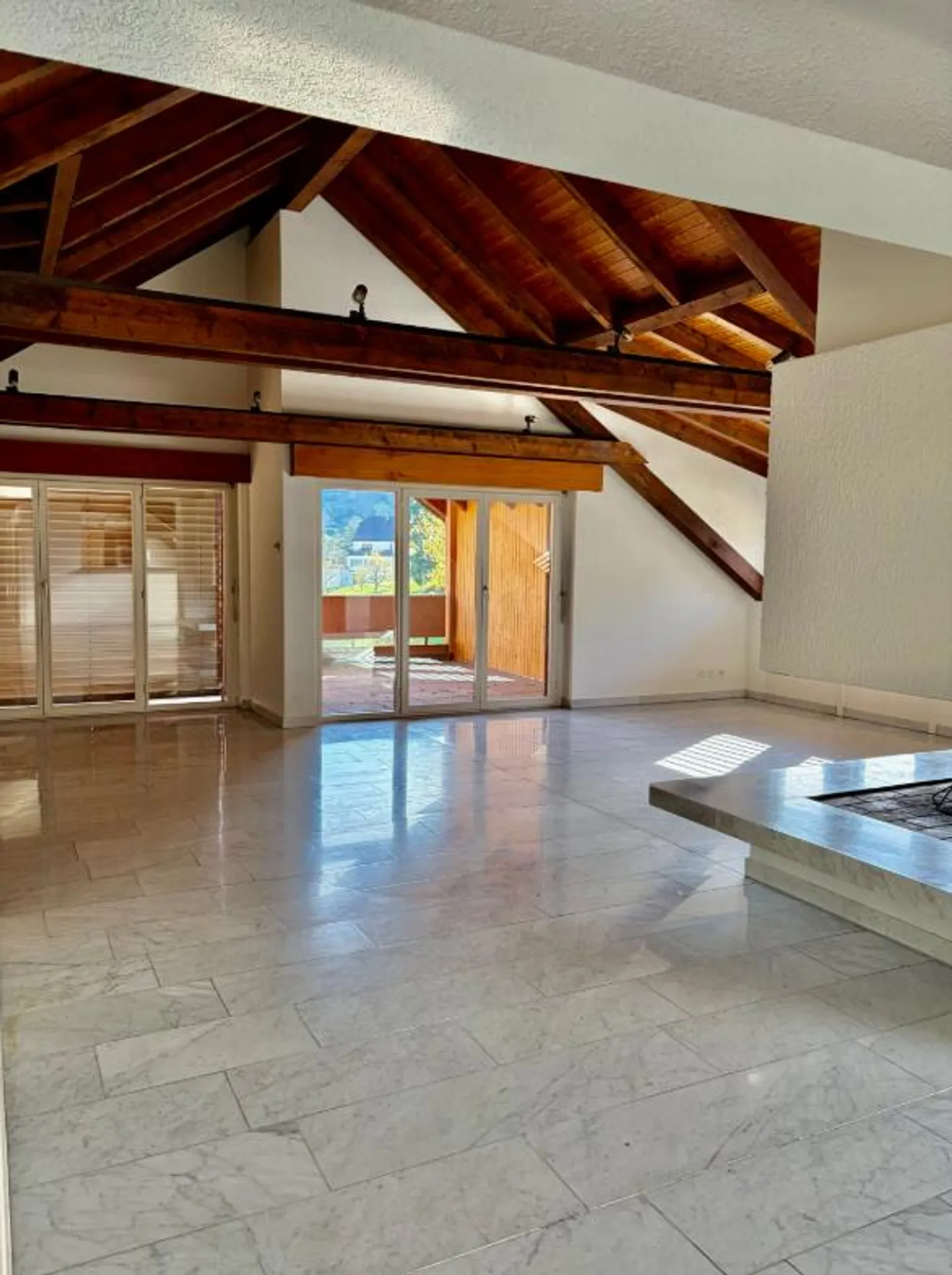 🏡Helle Dachwohnung mit Cheminée & Marmor­boden🏡 - Foto 3 von 4