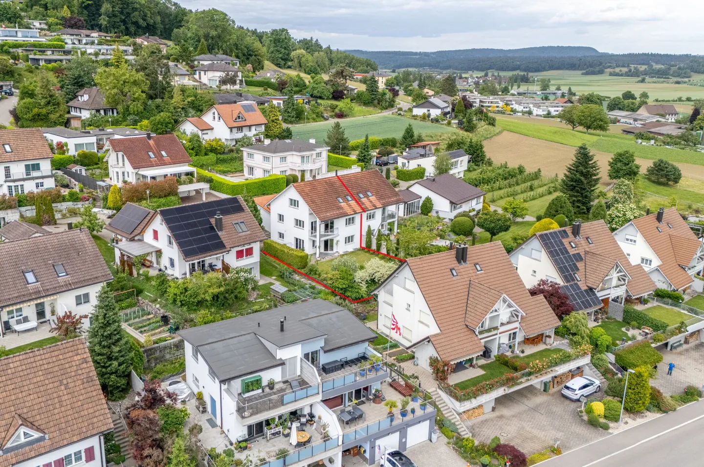 Casa bifamiliare moderna e luminosa di 6,5 stanze in una posizione tranquilla con garage doppio e accesso diretto alla casa - Foto 2 di 33
