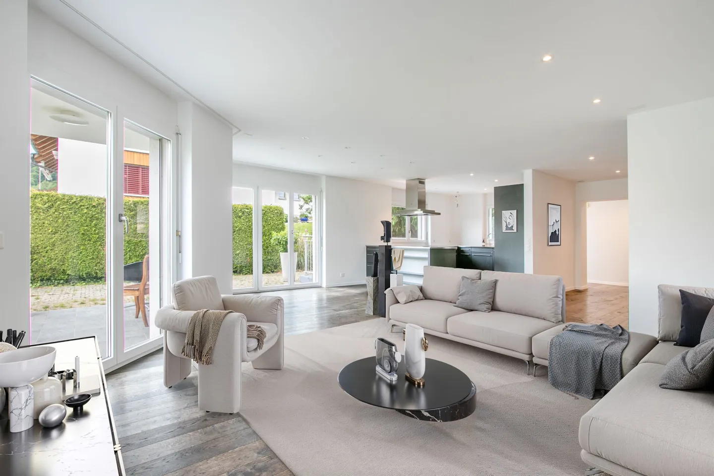 Casa bifamiliare moderna e luminosa di 6,5 stanze in una posizione tranquilla con garage doppio e accesso diretto alla casa - Foto 3 di 33
