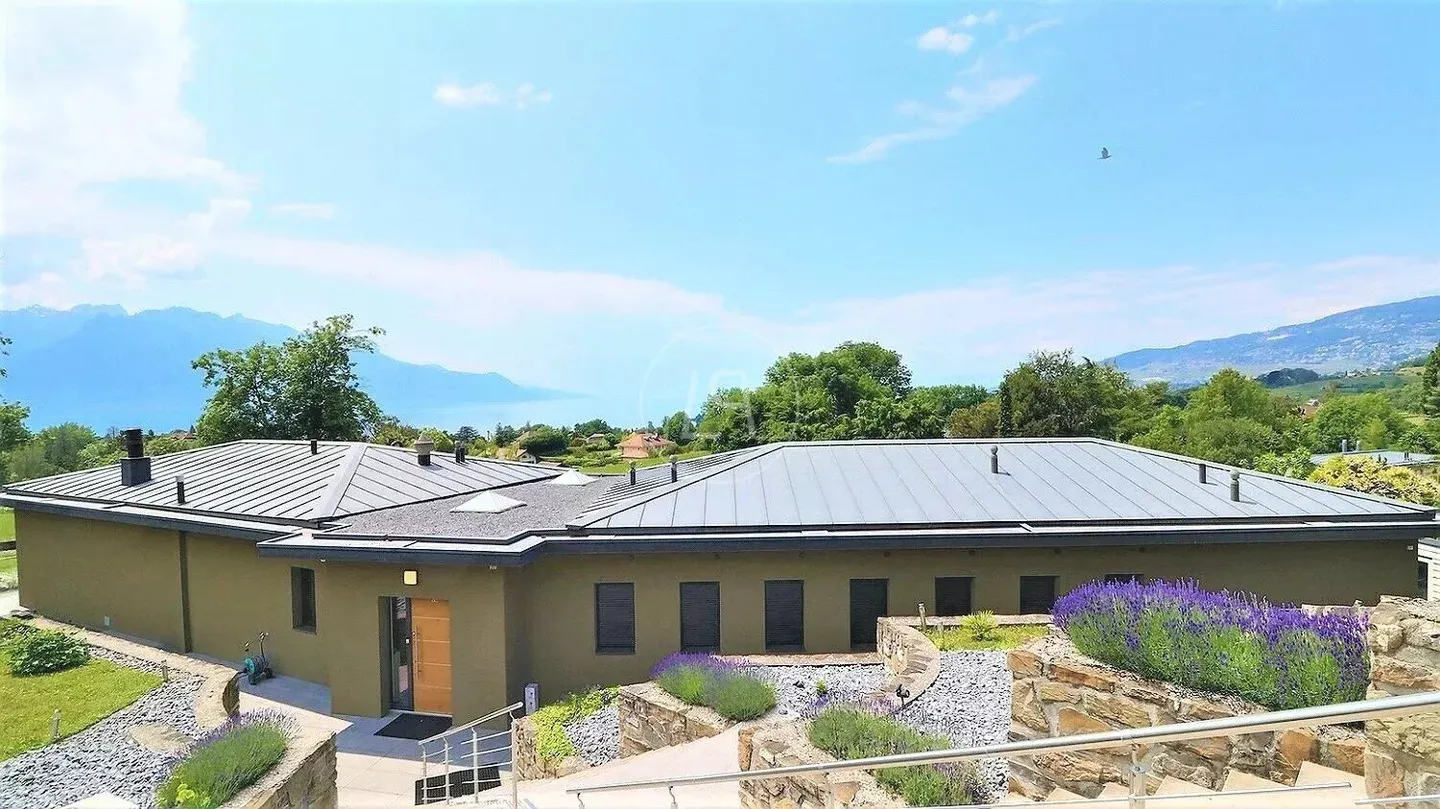 Zeitgenössische Villa mit Seeblick - Foto 1 von 12
