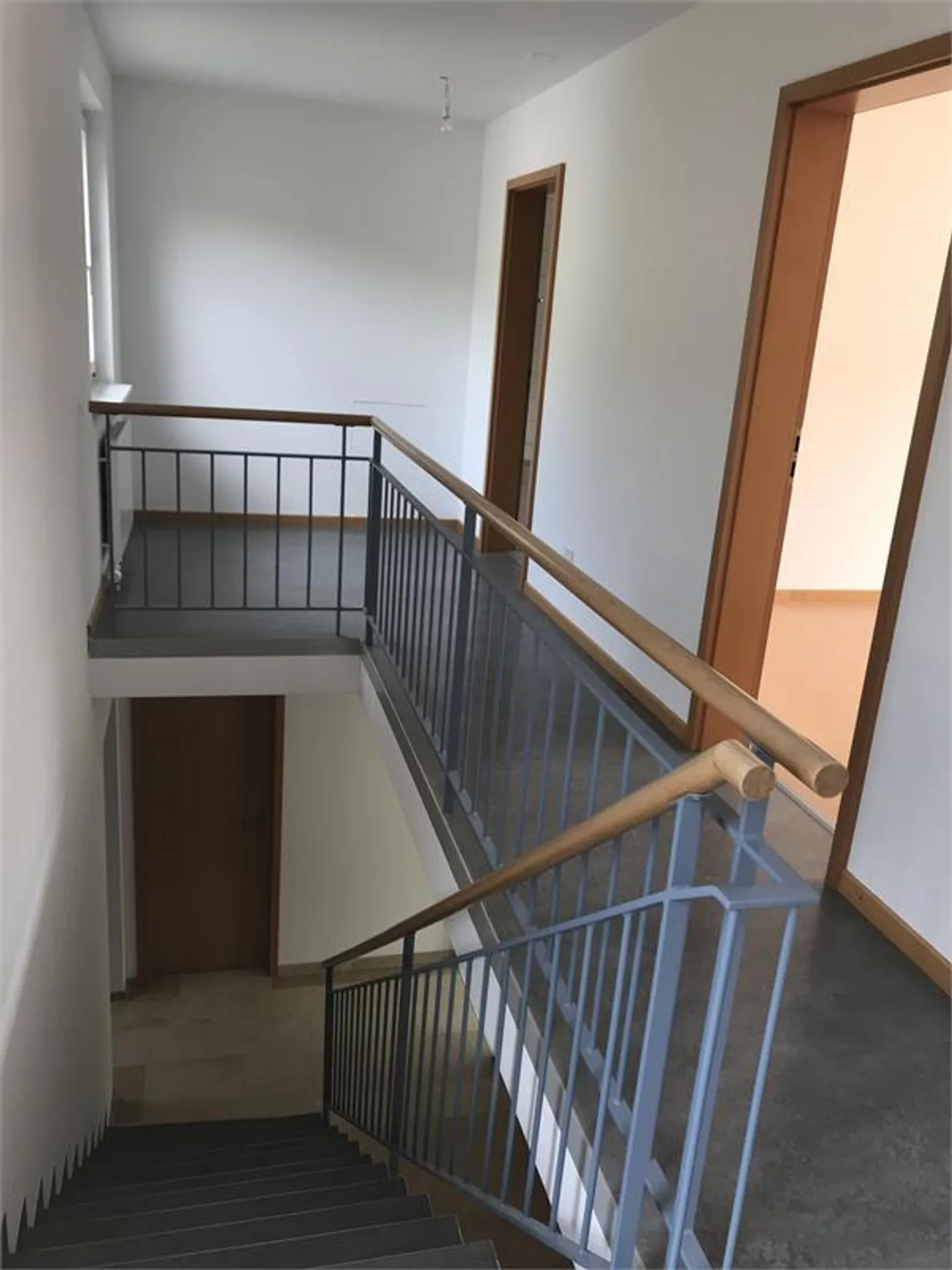 Maison individuelle avec garage sur la pente ensoleillée à Meltingen - Photo 2 sur 10