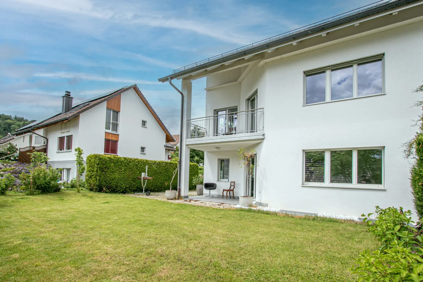 Casa bifamiliare moderna e luminosa di 6,5 stanze in una posizione tranquilla con garage doppio e accesso diretto alla casa - Foto 7 di 33