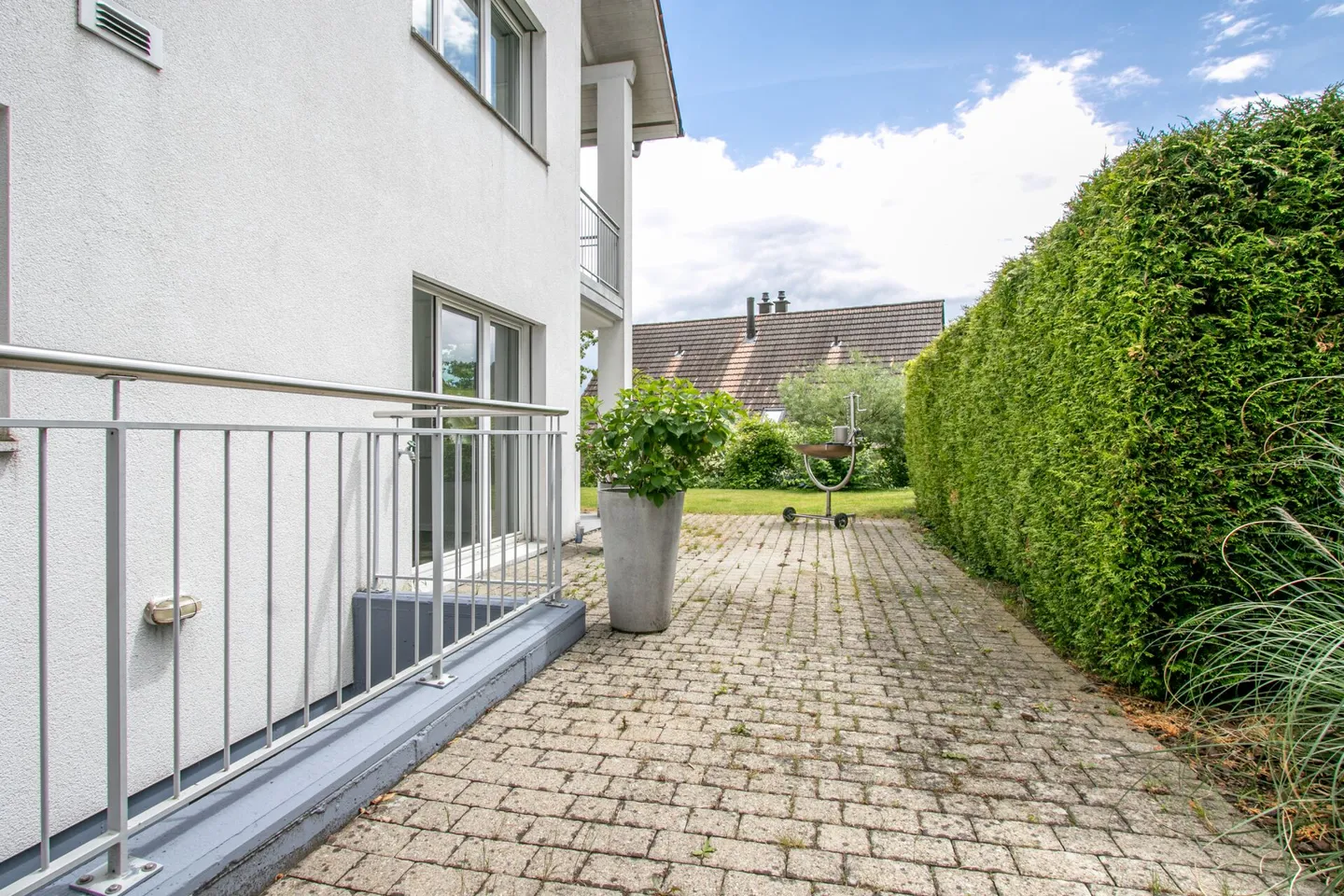 Casa bifamiliare moderna e luminosa di 6,5 stanze in una posizione tranquilla con garage doppio e accesso diretto alla casa - Foto 8 di 33