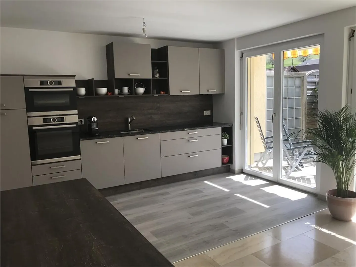 Maison individuelle avec garage sur la pente ensoleillée à Meltingen - Photo 3 sur 10