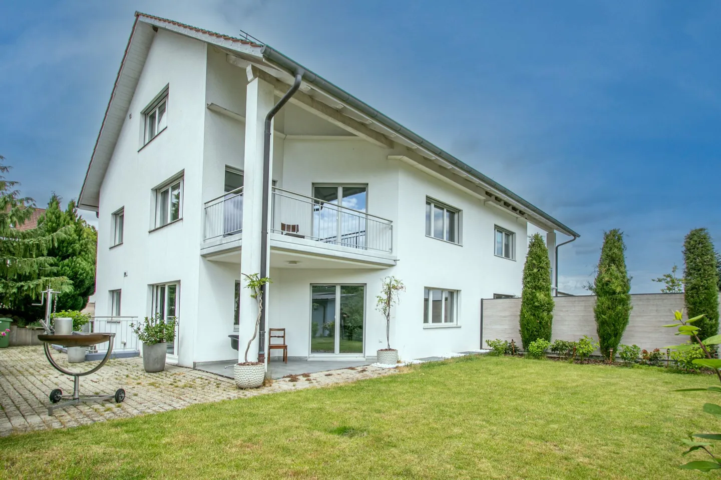 Casa bifamiliare moderna e luminosa di 6,5 stanze in una posizione tranquilla con garage doppio e accesso diretto alla casa - Foto 6 di 33