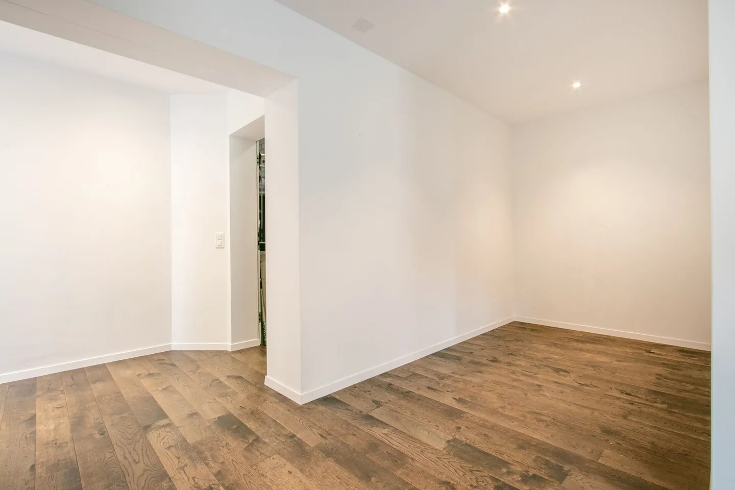 Casa bifamiliare moderna e luminosa di 6,5 stanze in una posizione tranquilla con garage doppio e accesso diretto alla casa - Foto 11 di 33
