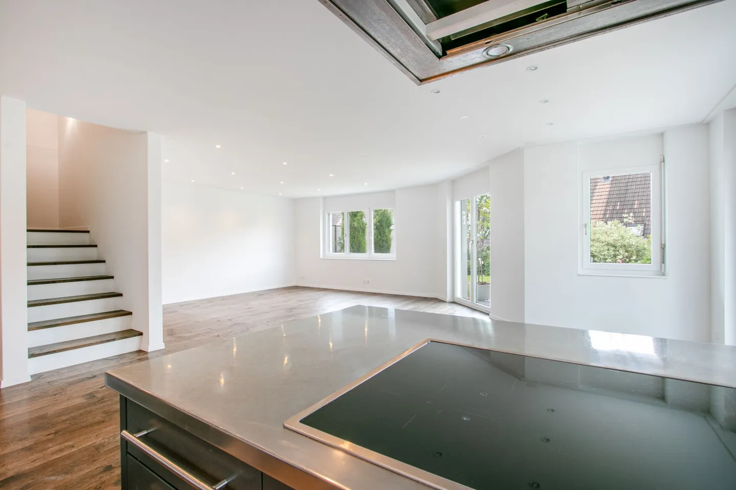 Casa bifamiliare moderna e luminosa di 6,5 stanze in una posizione tranquilla con garage doppio e accesso diretto alla casa - Foto 17 di 33