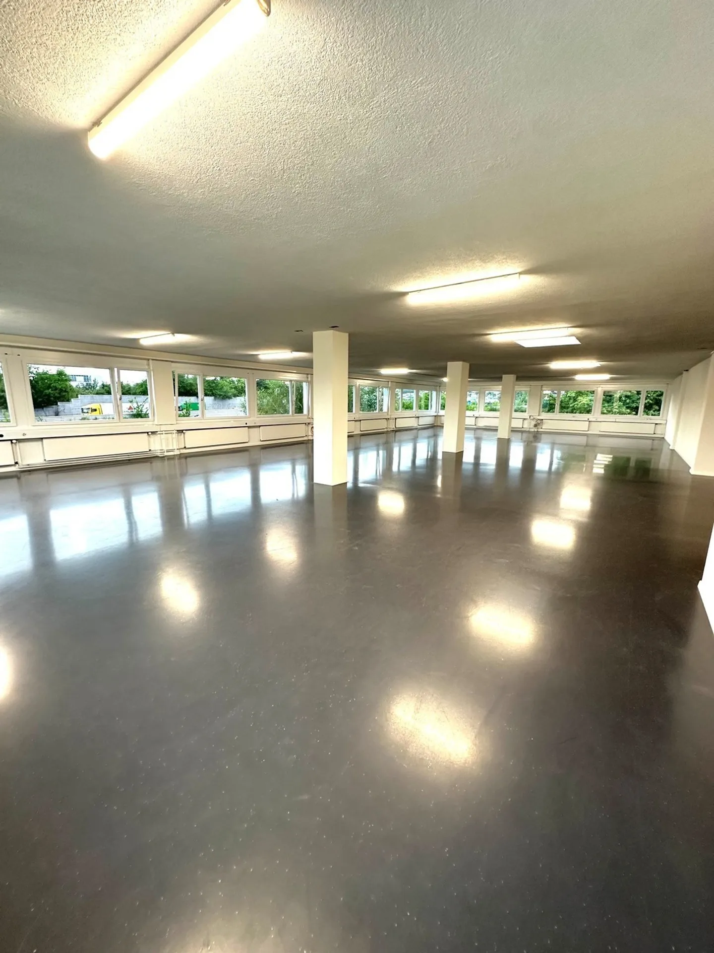Commercial Space in Dietlikon - Photo 1 of 10