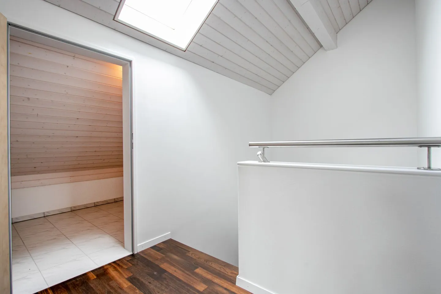 Casa bifamiliare moderna e luminosa di 6,5 stanze in una posizione tranquilla con garage doppio e accesso diretto alla casa - Foto 24 di 33