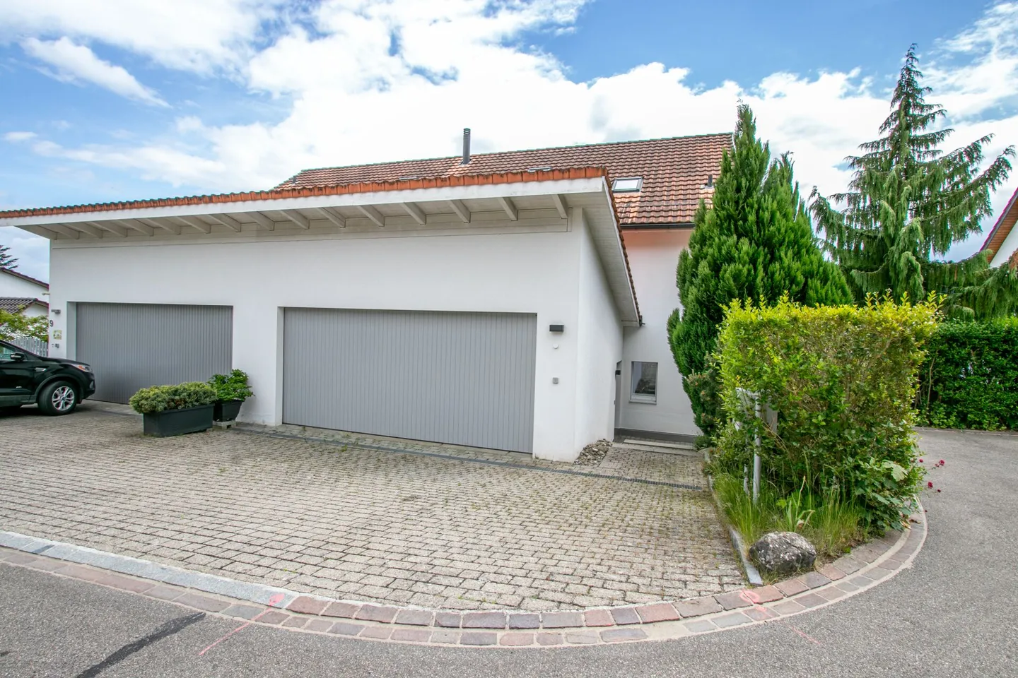 Casa bifamiliare moderna e luminosa di 6,5 stanze in una posizione tranquilla con garage doppio e accesso diretto alla casa - Foto 32 di 33