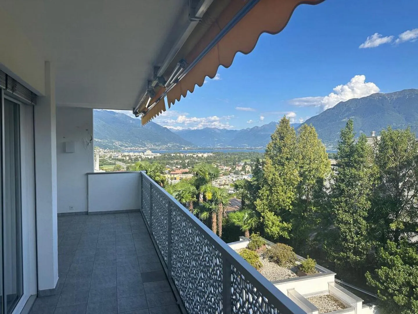 Incantevole Appartamento Secondario di 3.5 Locali con Vista Lago in... - Foto 1 di 13