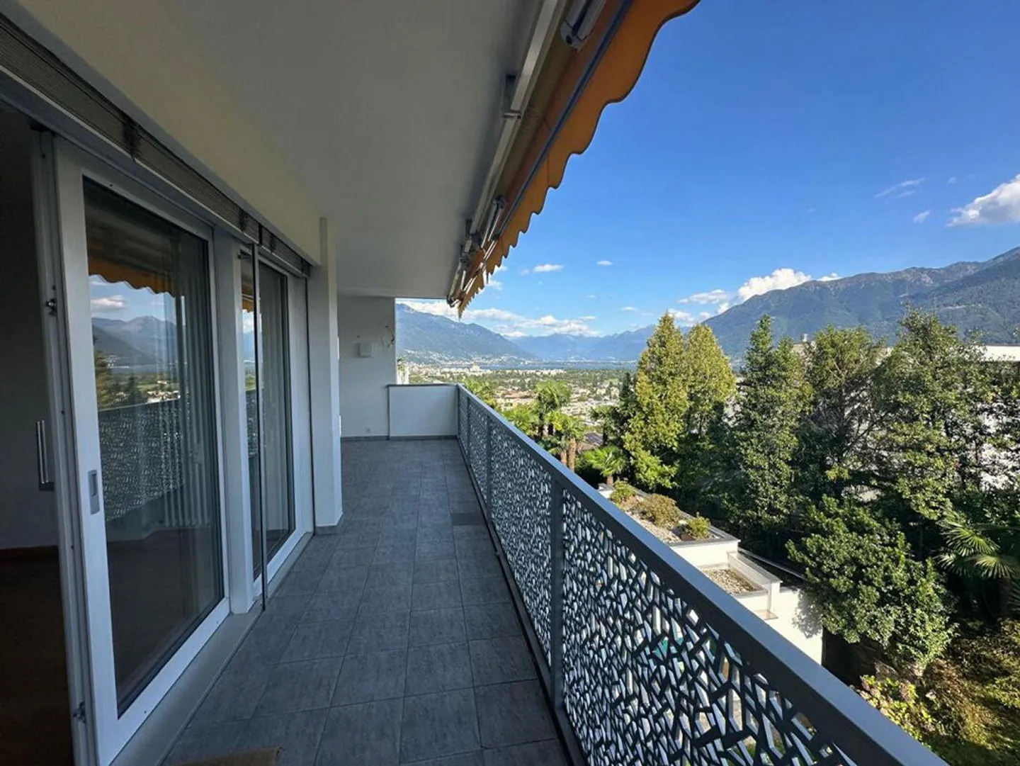 Incantevole Appartamento Secondario di 3.5 Locali con Vista Lago in... - Foto 2 di 13