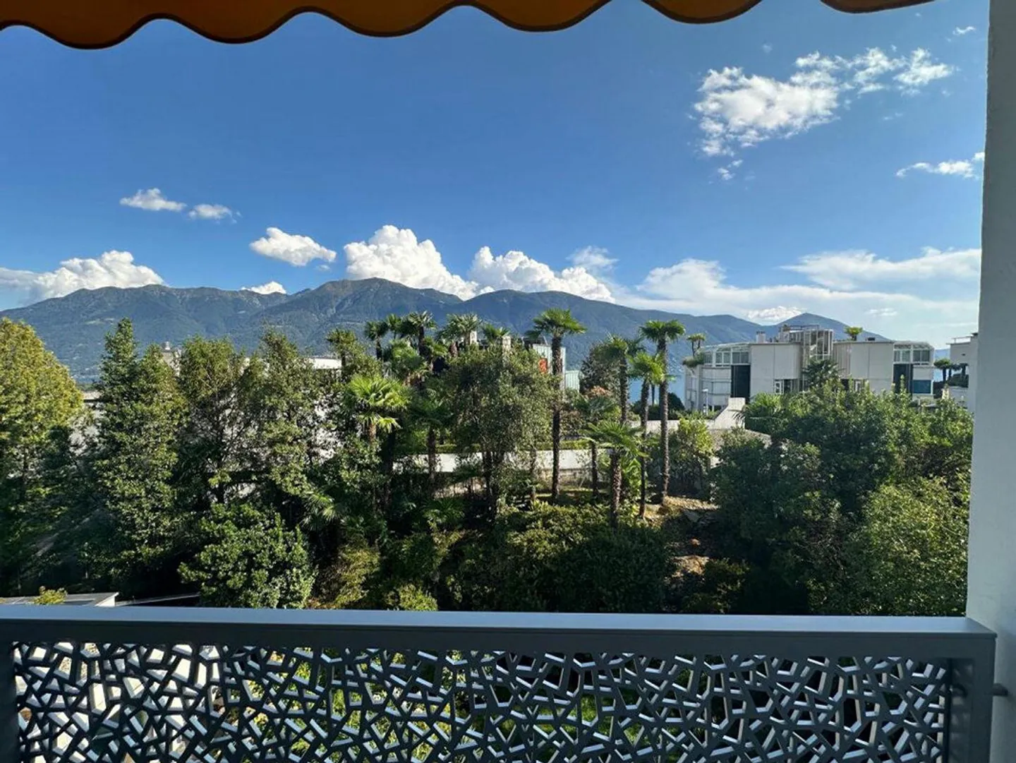 Incantevole Appartamento Secondario di 3.5 Locali con Vista Lago in... - Foto 3 di 13