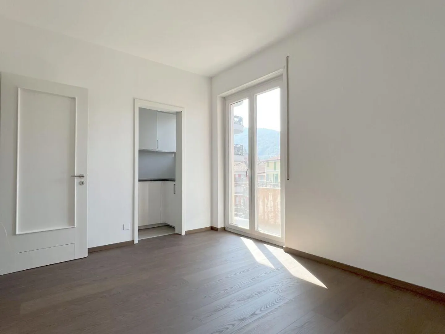 CHIASSO | Helles Drei-Zimmer-Apartment mit Balkon | Miete CHF 730 + CHF 190... - Foto 2 von 9