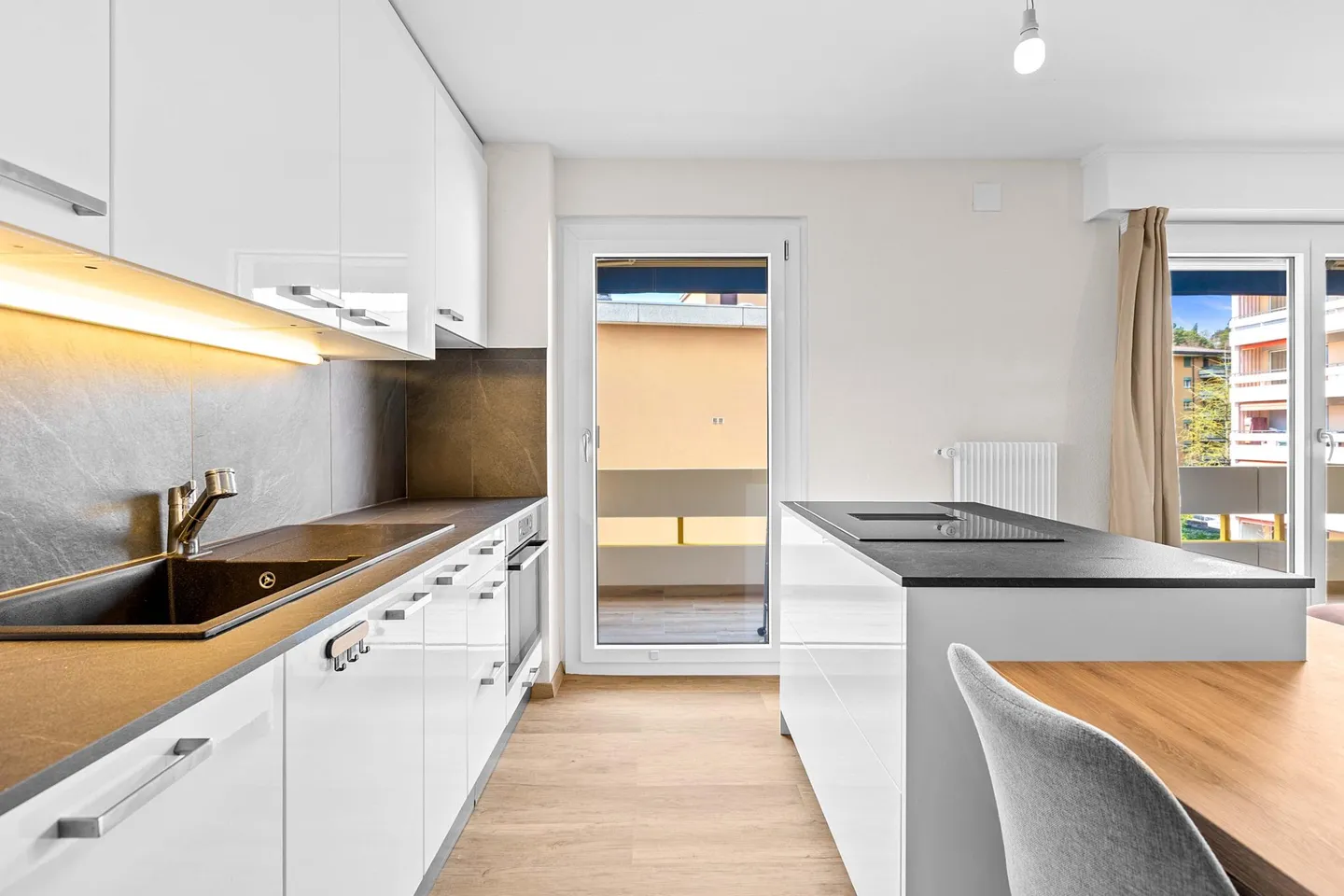 Charming 3.5 rooms with a balcony overlooking the lake - Photo 3 of 9