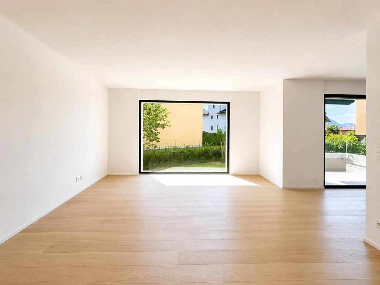 Elegant apartment with private garden. - Photo 1 of 13