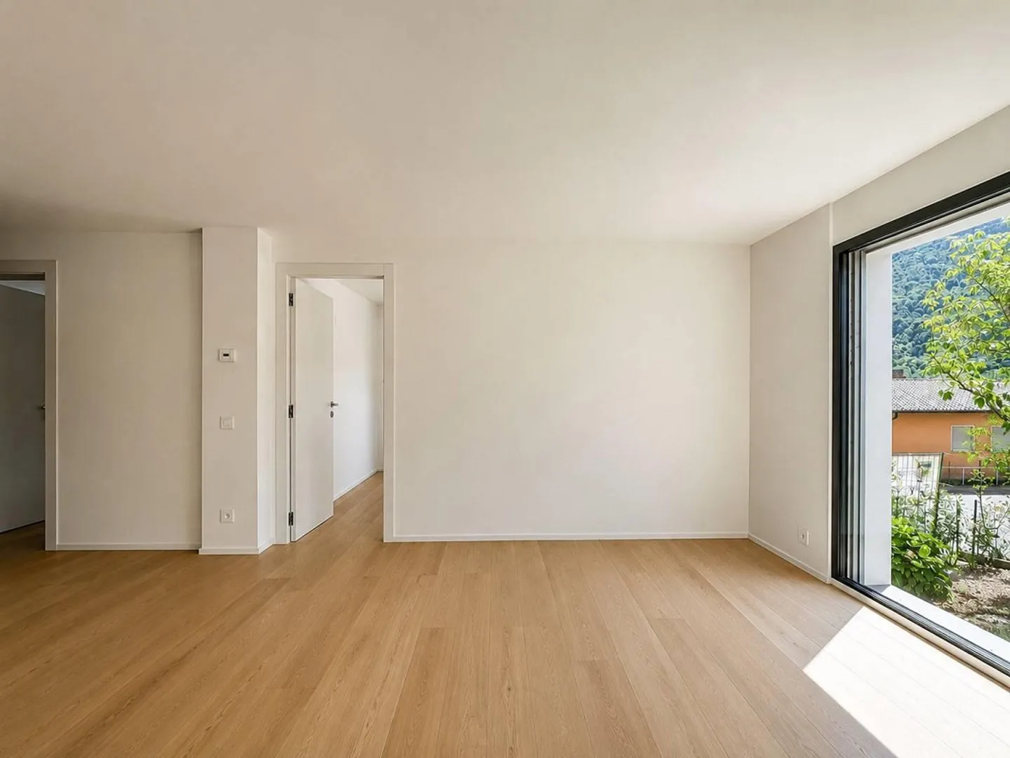 Elegant apartment with private garden. - Photo 2 of 13