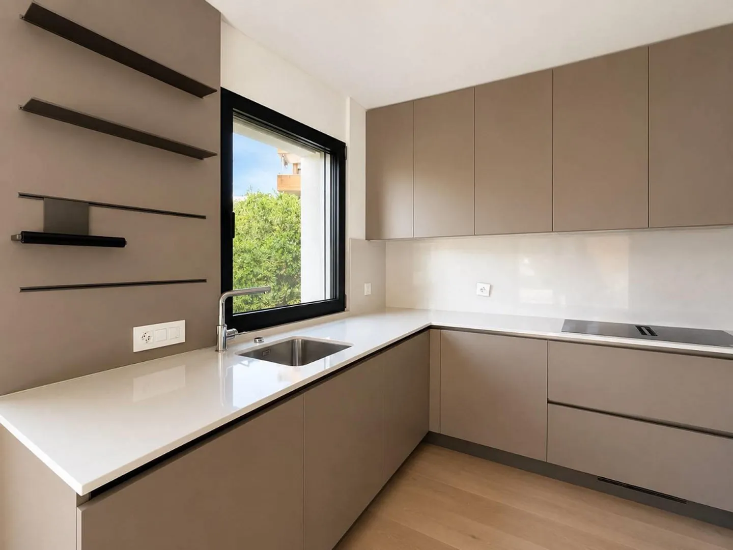 Elegant apartment with private garden. - Photo 5 of 13