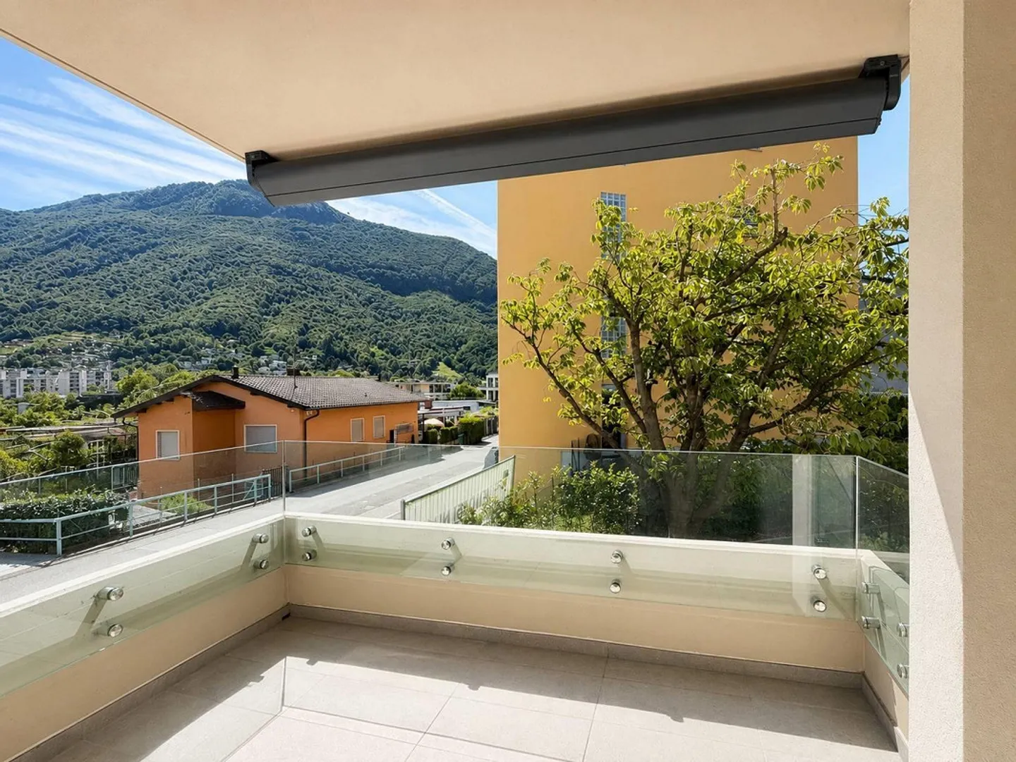 Elegant apartment with private garden. - Photo 8 of 13