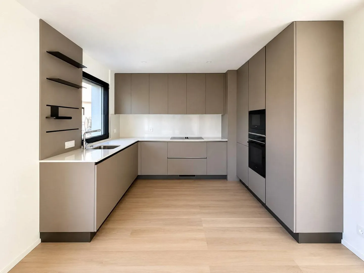 Elegant apartment with private garden. - Photo 4 of 13