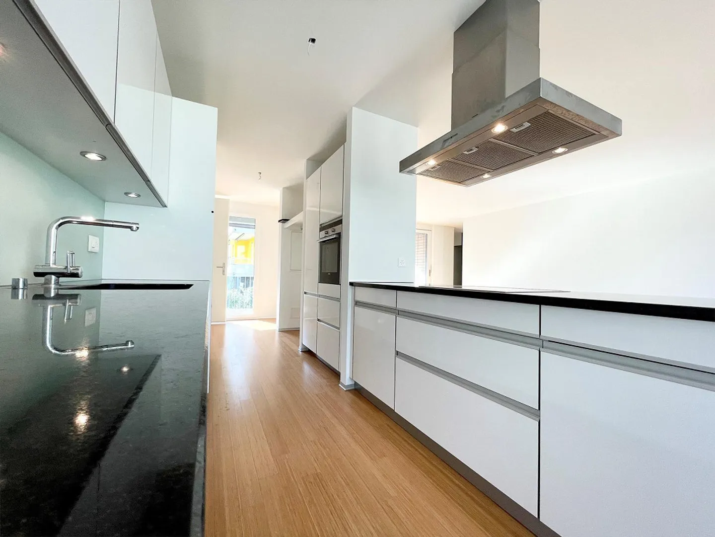 Exclusive garden apartment 113m2 with a view in a beautiful hillside location - Photo 2 of 8