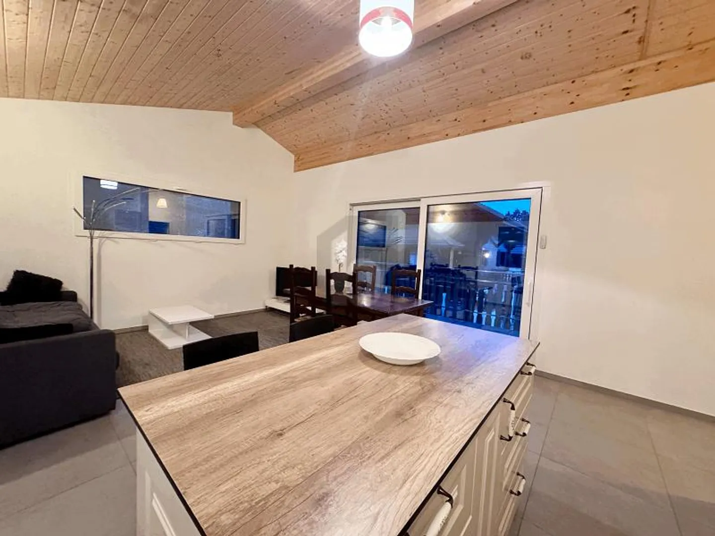 NUOVO CON ACCESSO A PISCINA E GIARDINO - Foto 3 di 6