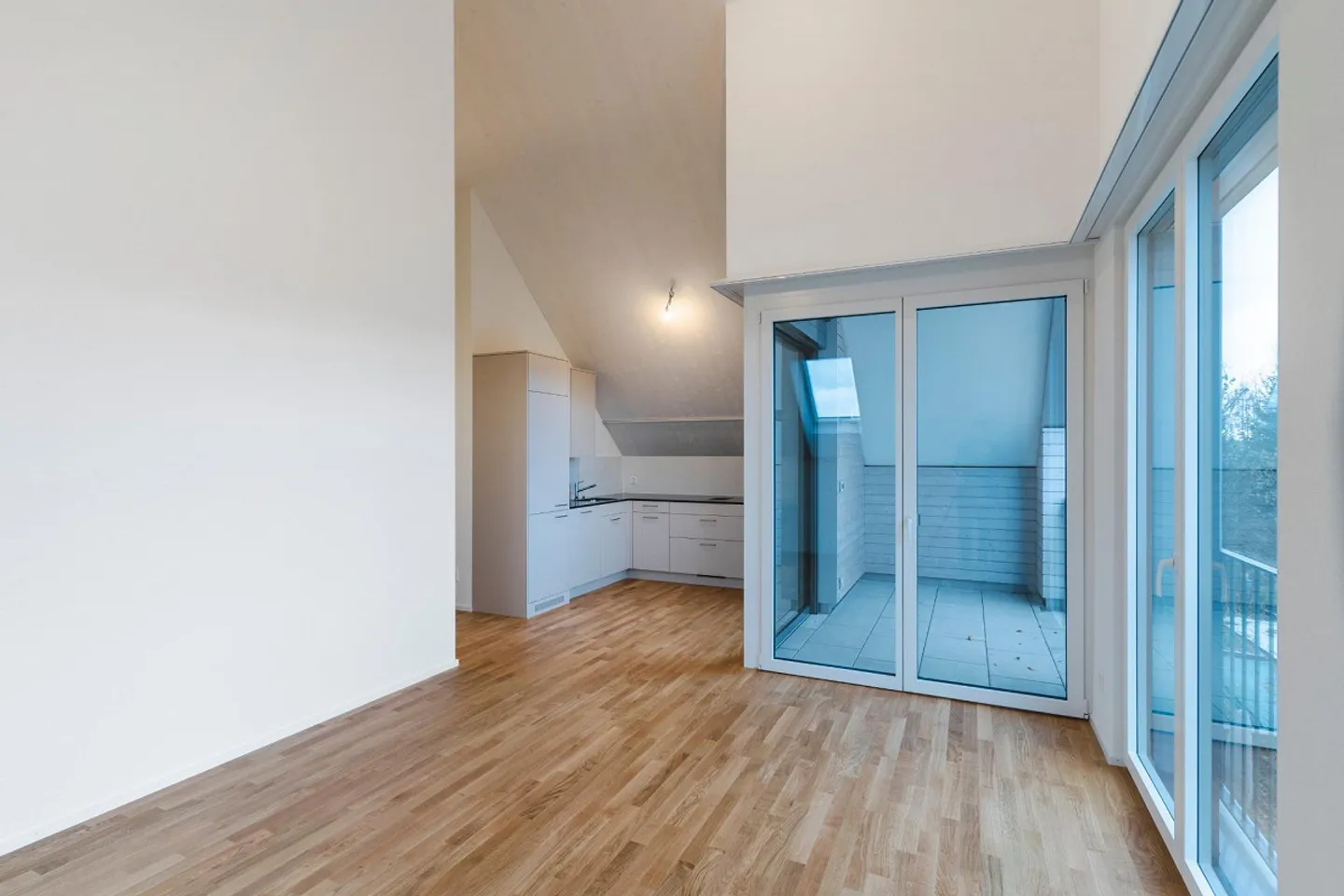 Charmante appartement sous les toits dans un endroit calme - Photo 2 sur 9