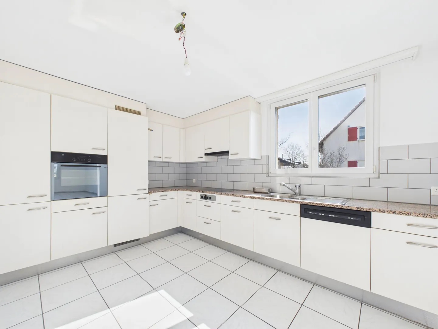 Appartement ensoleillé avec charme - Photo 2 sur 9