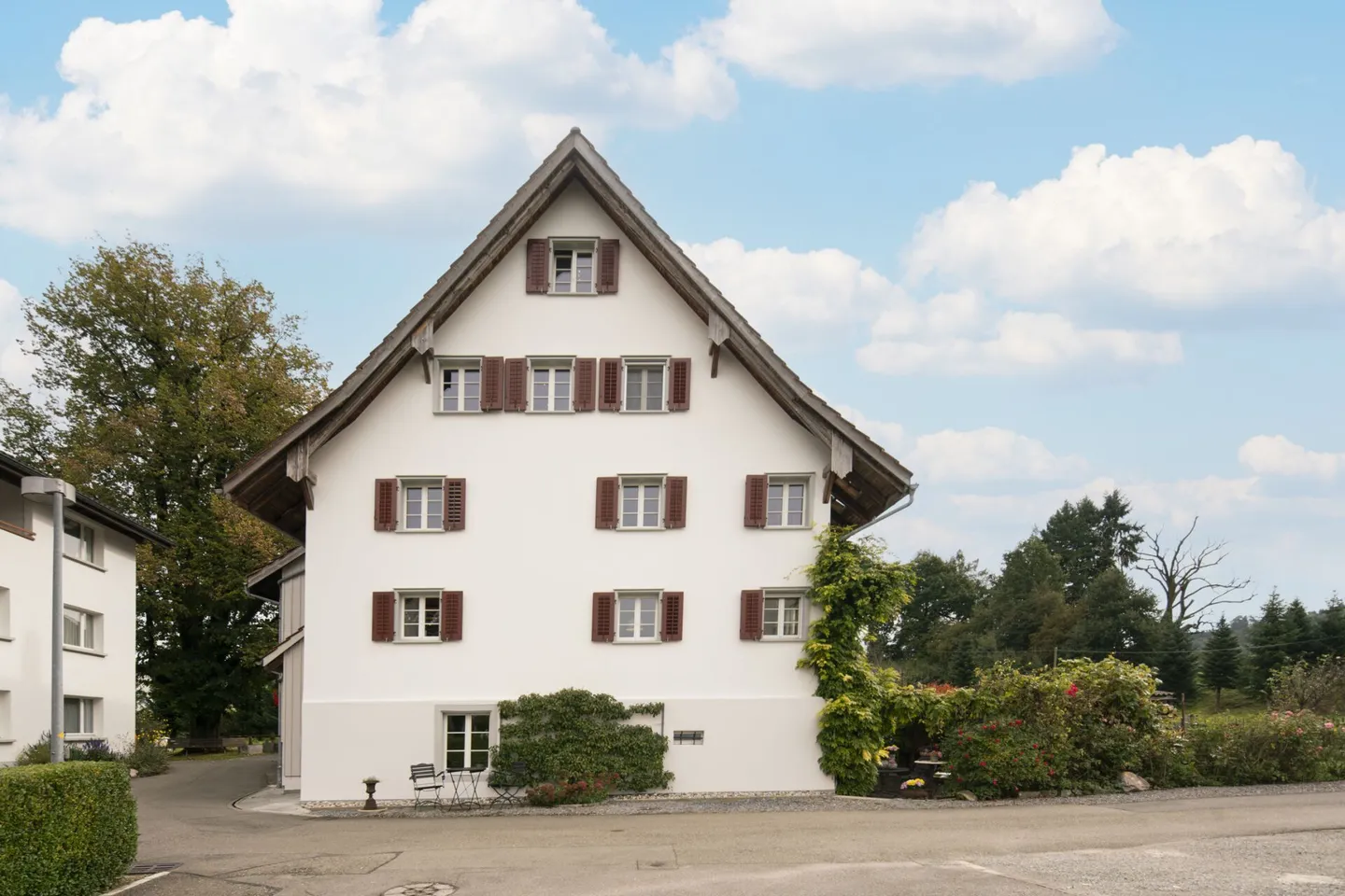 Casa a schiera angolare in una zona residenziale soleggiata e tranquilla - Foto 2 di 20