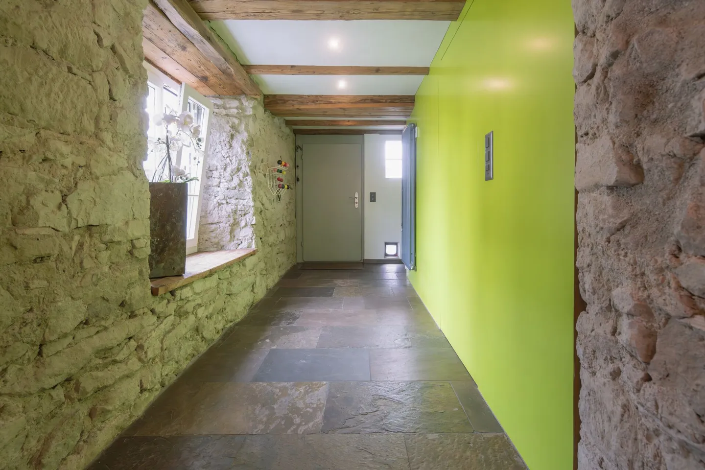 Casa a schiera angolare in una zona residenziale soleggiata e tranquilla - Foto 3 di 20