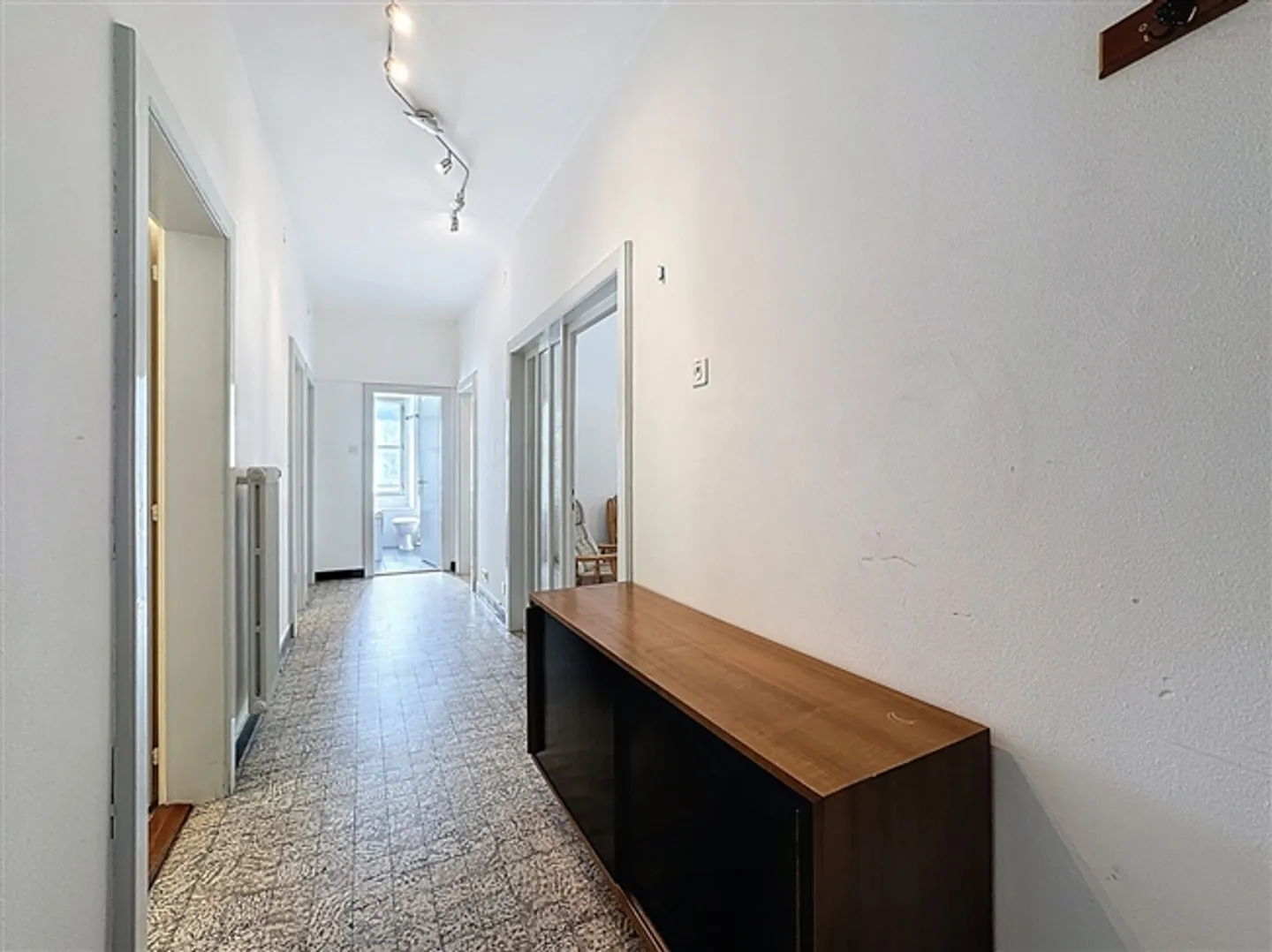 Simple and Functional Family Apartment - Photo 8 of 10