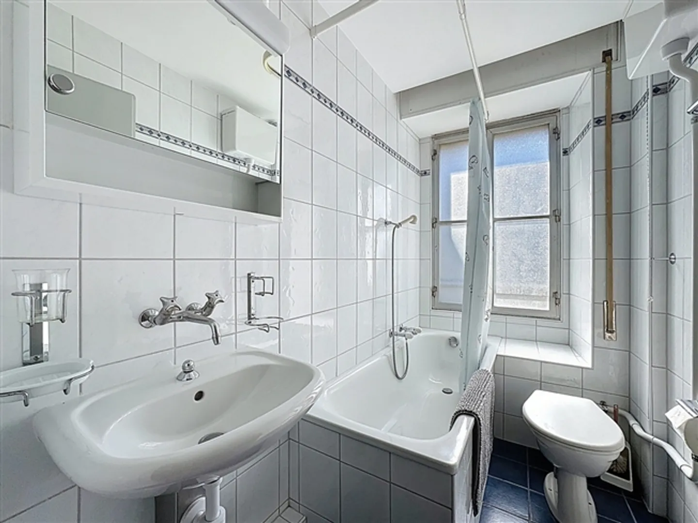 Simple and Functional Family Apartment - Photo 7 of 10