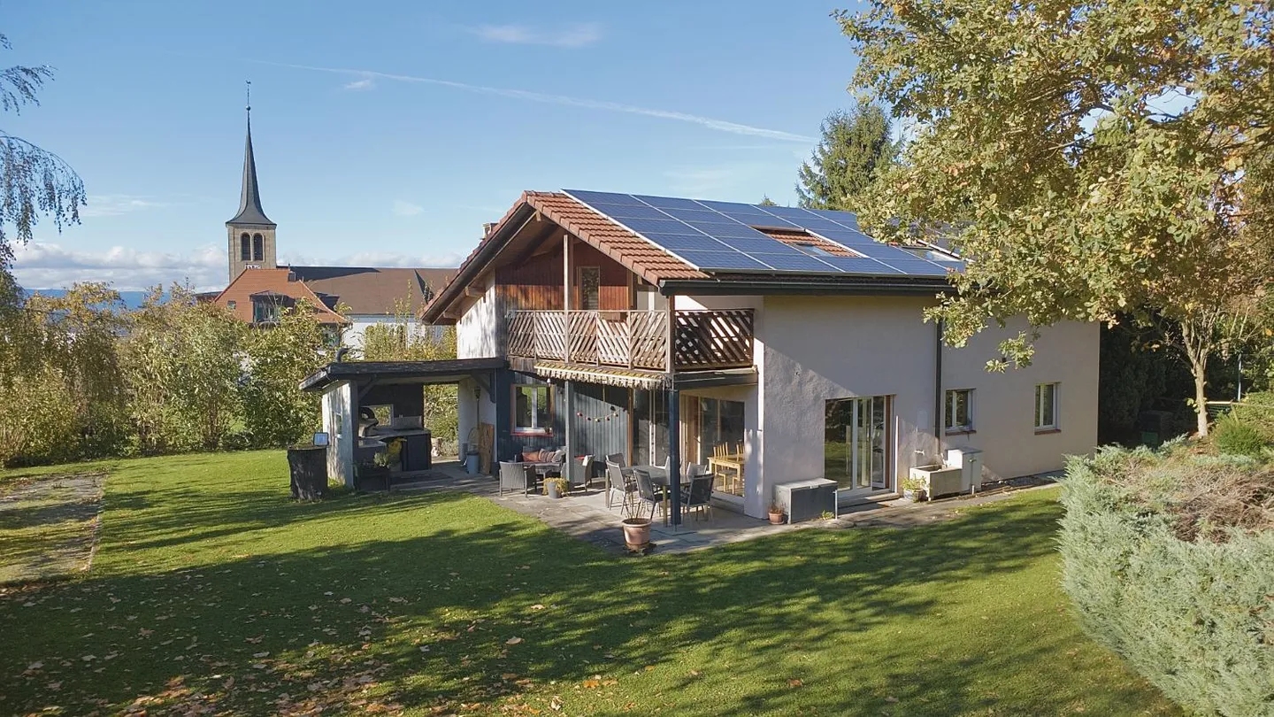 6-room House - Photo 1 of 10