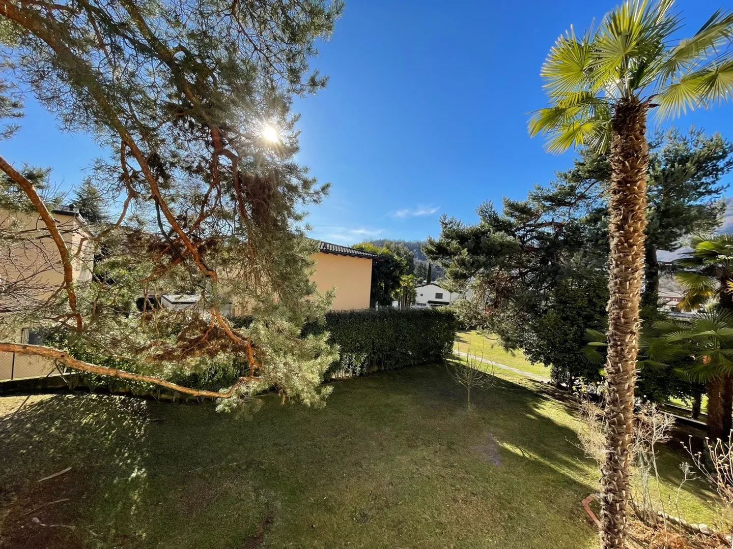 KOMFORTABLE UND GERÄUMIGE 4.5 ZIMMER IM GRÜNEN NUR WENIGE SCHRITTE VOM ZENTRUM ENTFERNT - Foto 3 von 9