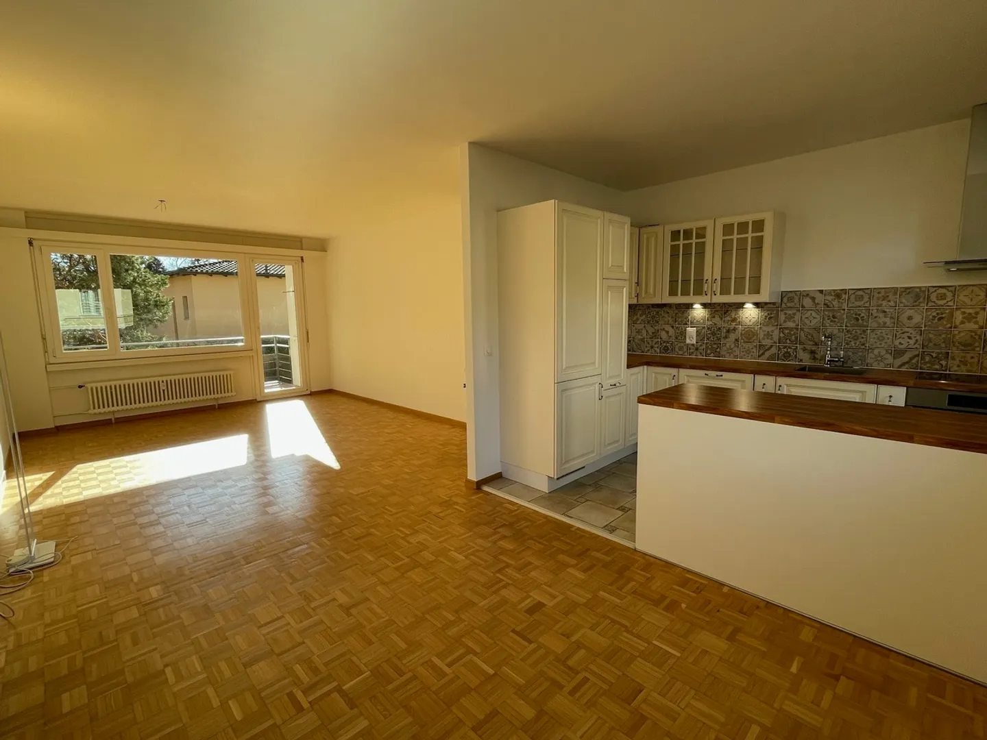 KOMFORTABLE UND GERÄUMIGE 4.5 ZIMMER IM GRÜNEN NUR WENIGE SCHRITTE VOM ZENTRUM ENTFERNT - Foto 4 von 9