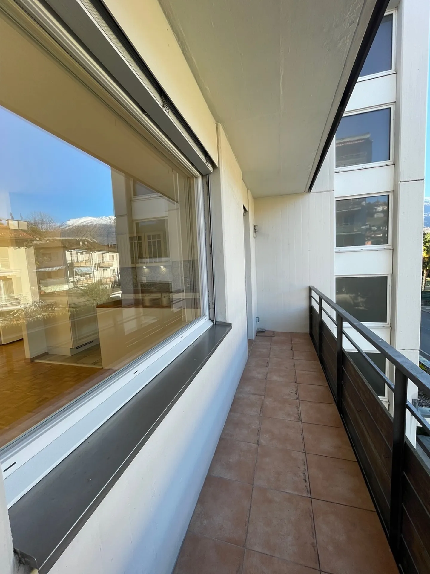 KOMFORTABLE UND GERÄUMIGE 4.5 ZIMMER IM GRÜNEN NUR WENIGE SCHRITTE VOM ZENTRUM ENTFERNT - Foto 6 von 9