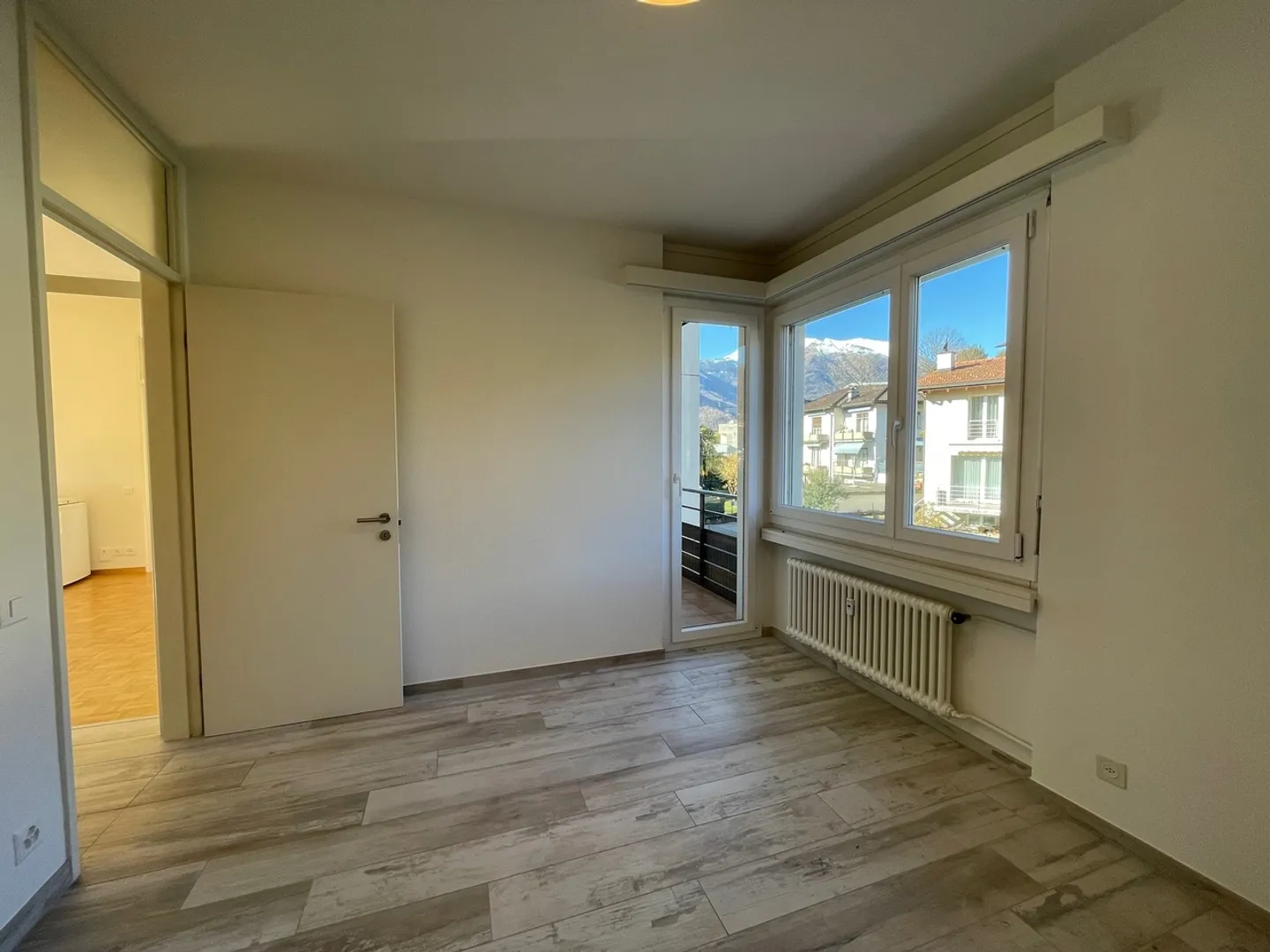 KOMFORTABLE UND GERÄUMIGE 4.5 ZIMMER IM GRÜNEN NUR WENIGE SCHRITTE VOM ZENTRUM ENTFERNT - Foto 8 von 9