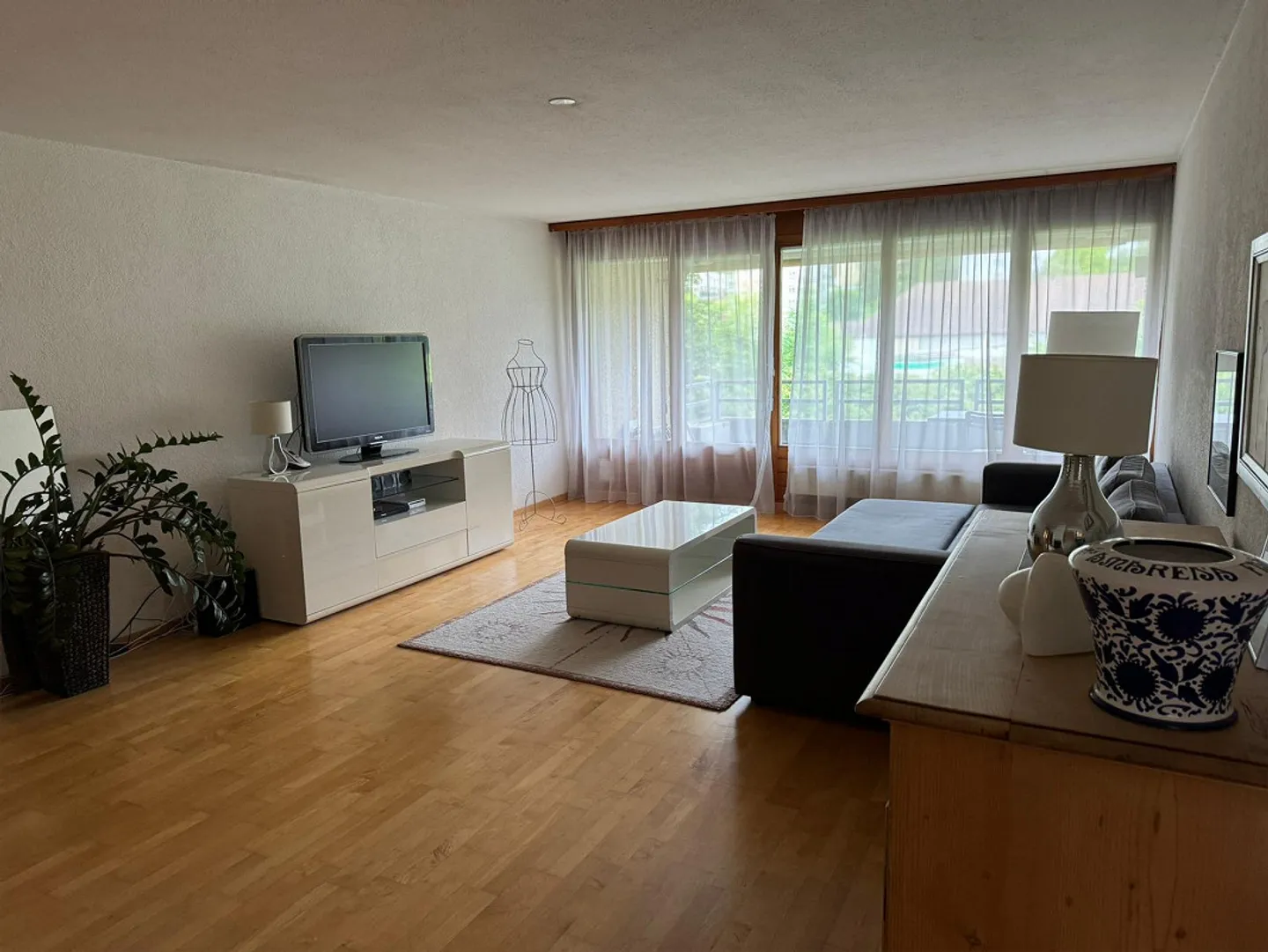 grosszügige 5.5 ZW an zentraler Lage im Grünen - Foto 2 von 14