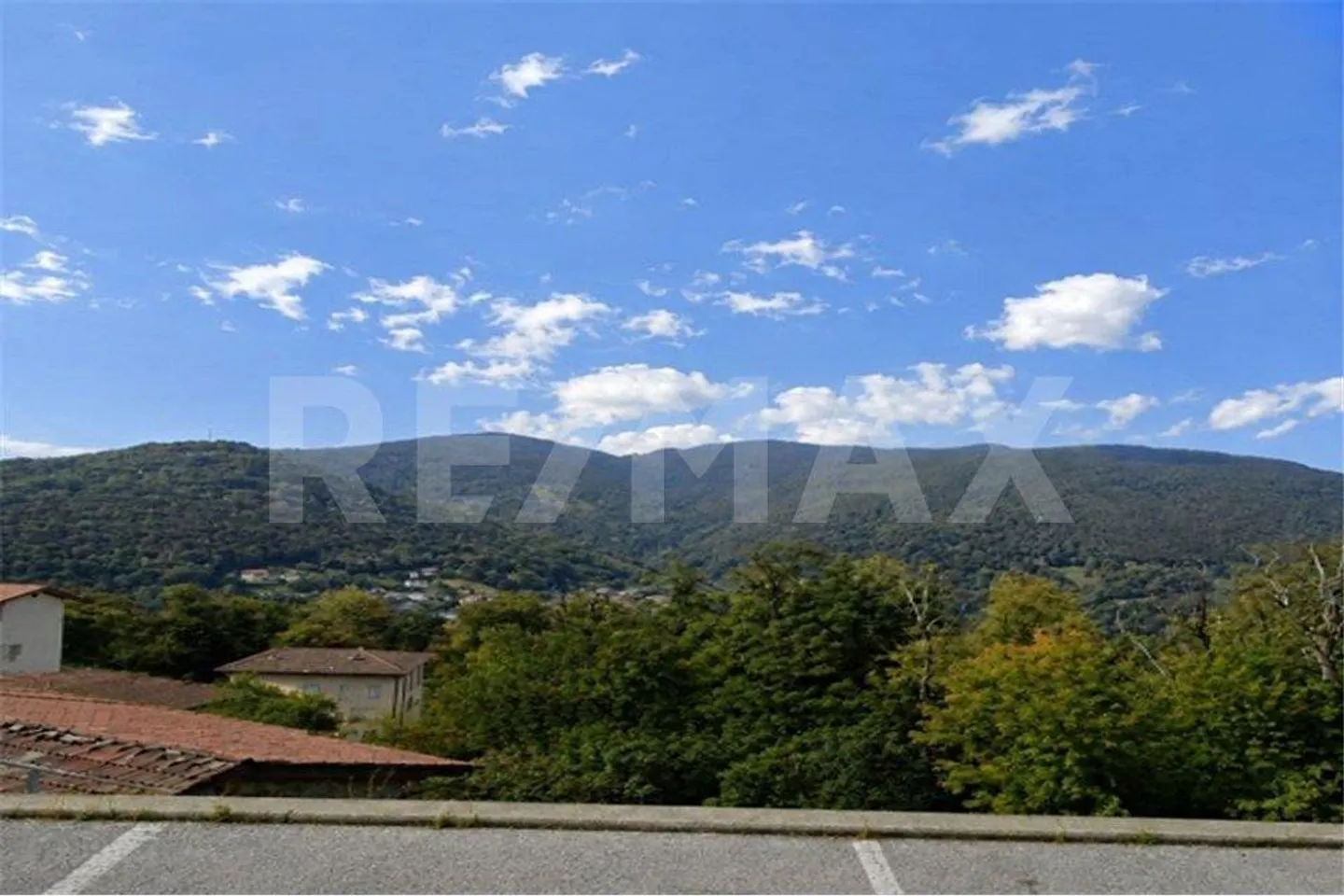 Casa di nucleo di tre piani - Foto 1 di 9