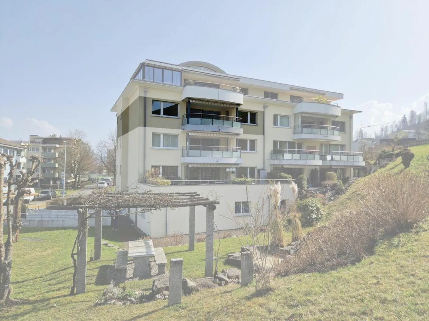 Condominio di 4,5 stanze orientato alla natura con tre posti auto - Foto 2 di 9