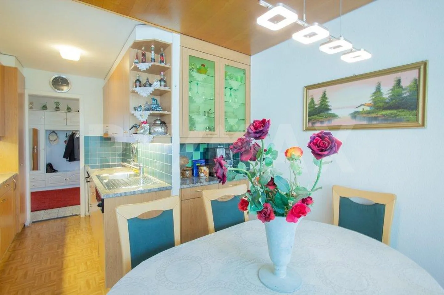 Beautiful 4.5 Room Apartment Seeks New Owner - Photo 3 of 11