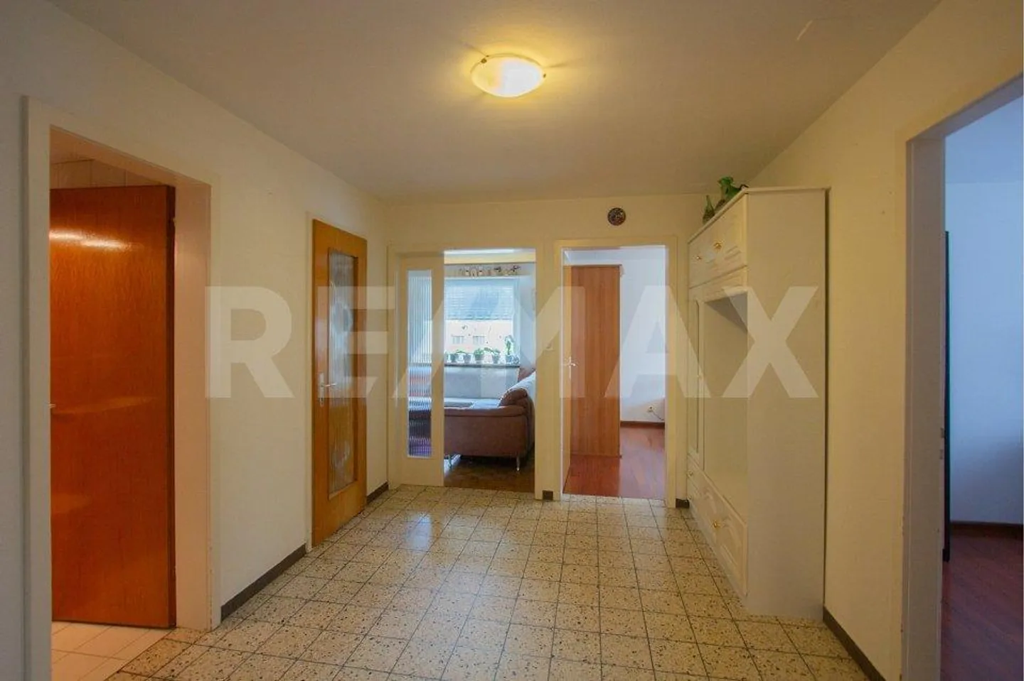 Beautiful 4.5 Room Apartment Seeks New Owner - Photo 9 of 11