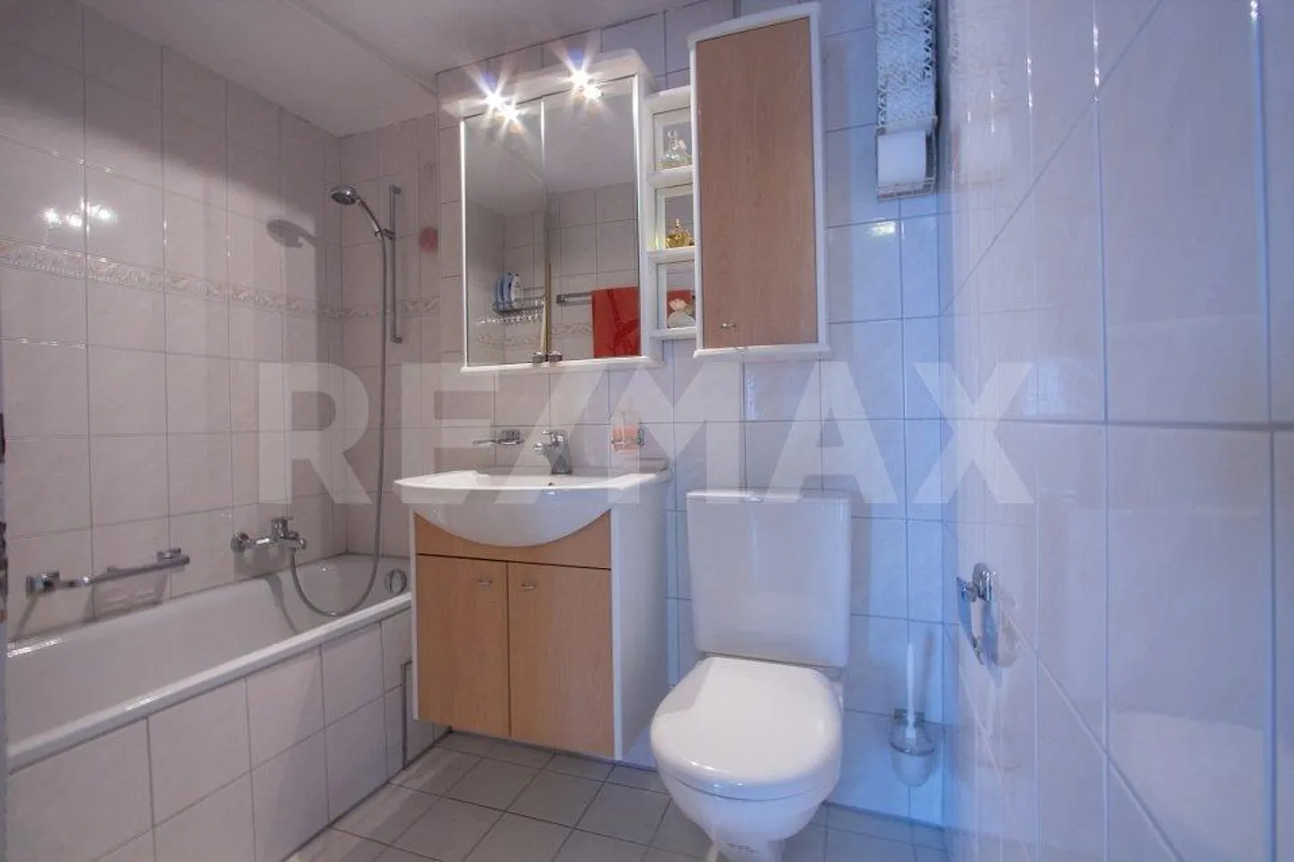 Beautiful 4.5 Room Apartment Seeks New Owner - Photo 10 of 11