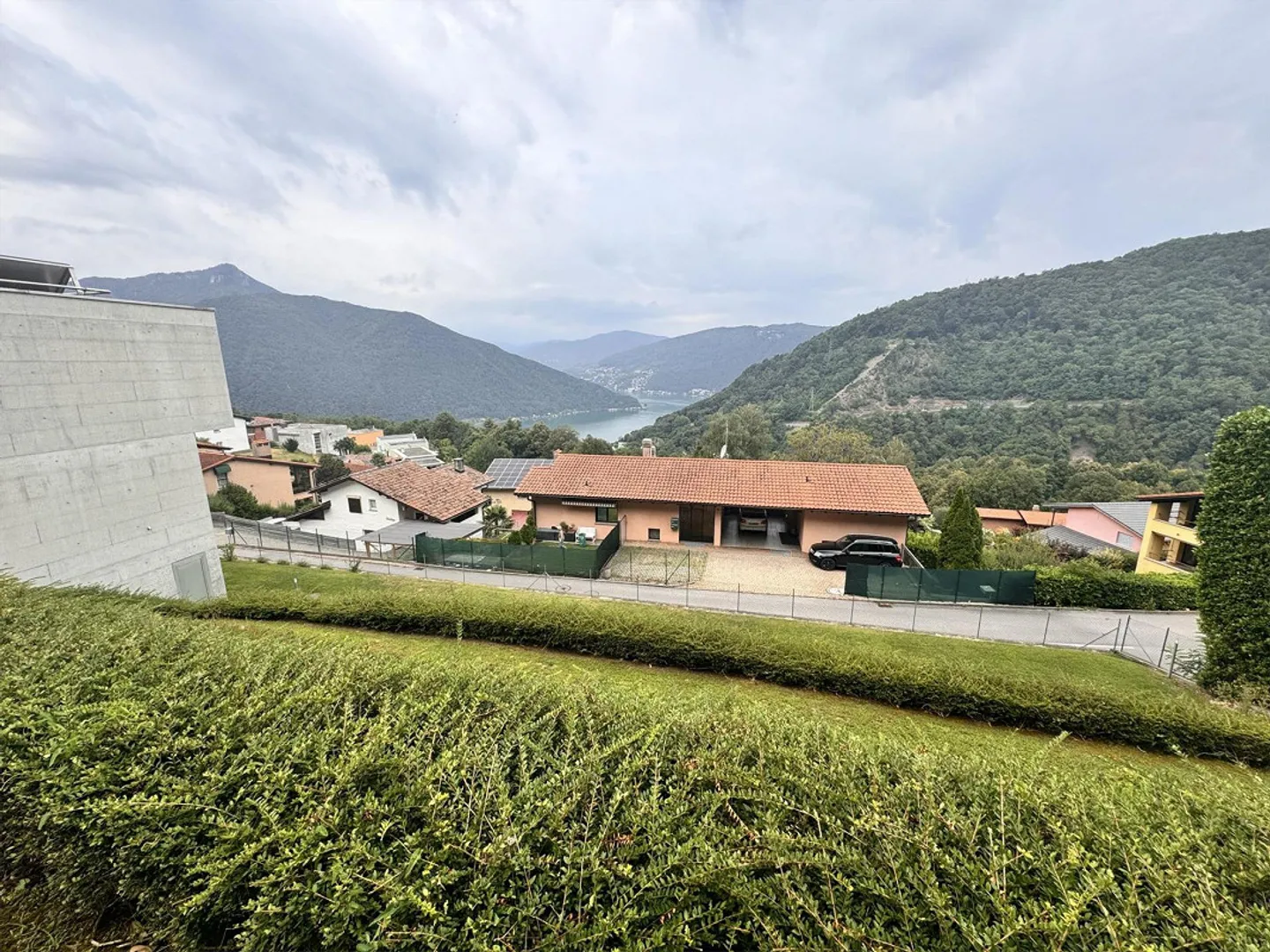 TERRENO EDIFICABILE DI 530 MQ VISTA LAGO A ROVIO - Photo 2 of 4