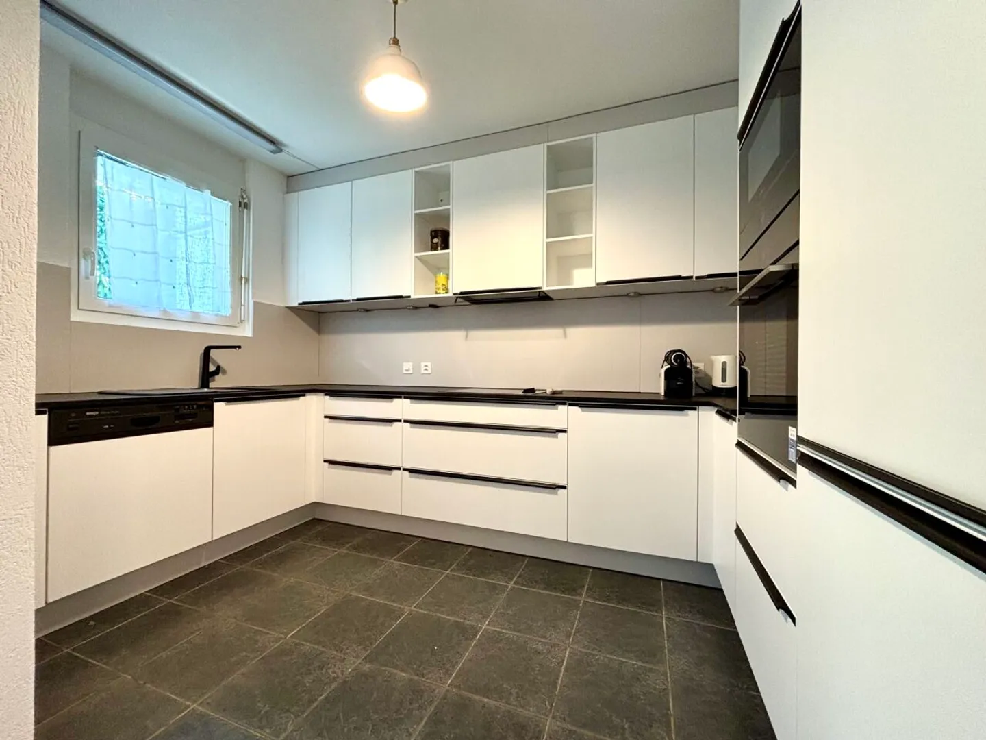 Beautiful furnished 3.5-room apartment with small terrace next to the train station in Gland - Photo 4 of 13