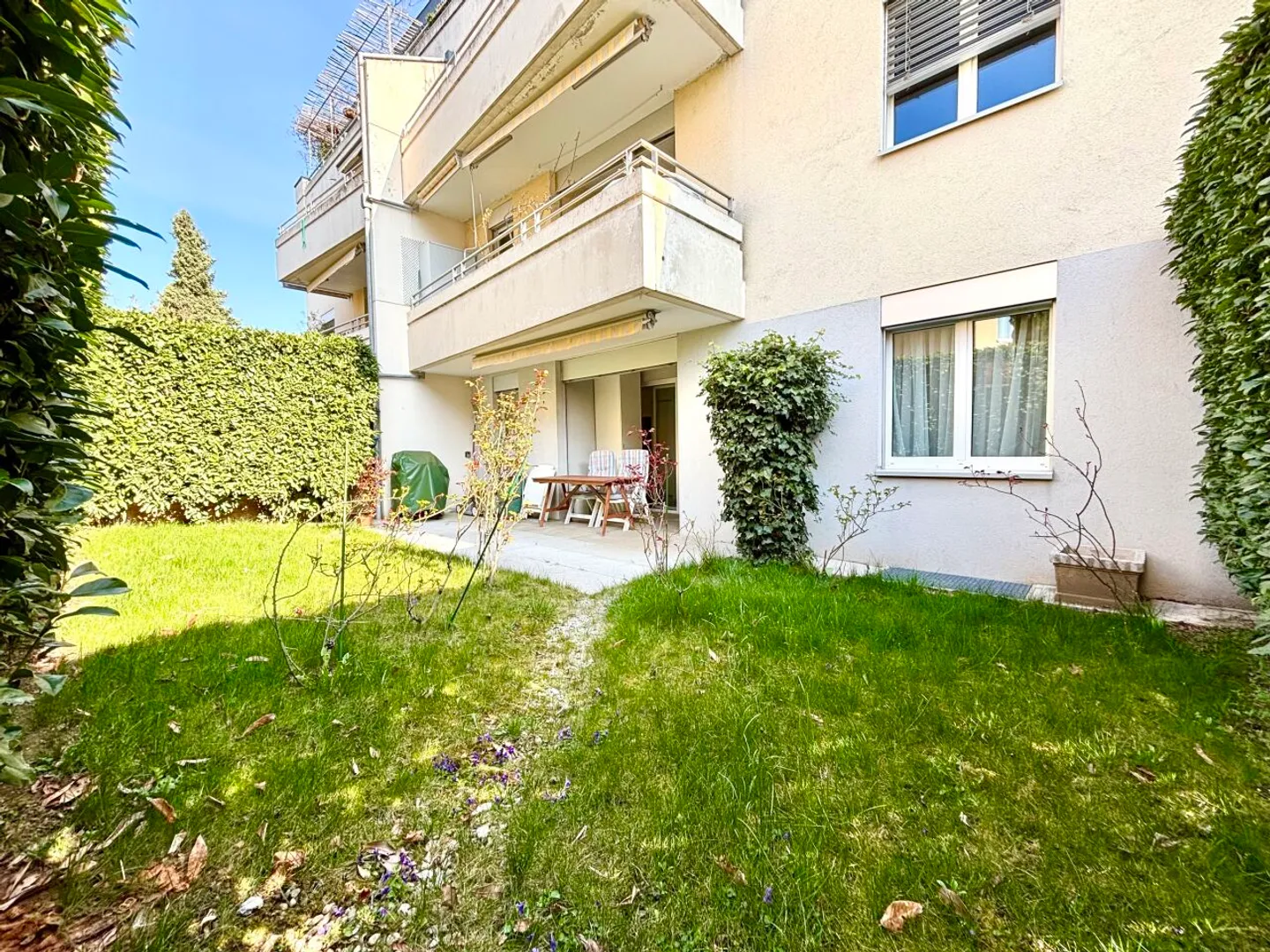 Beautiful furnished 3.5-room apartment with small terrace next to the train station in Gland - Photo 1 of 13