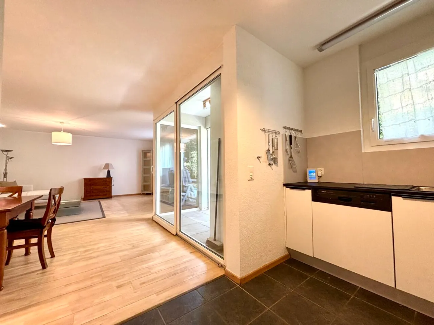 Beautiful furnished 3.5-room apartment with small terrace next to the train station in Gland - Photo 5 of 13