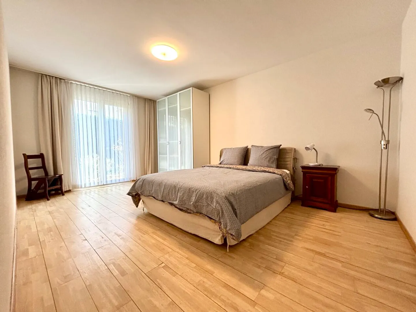 Beautiful furnished 3.5-room apartment with small terrace next to the train station in Gland - Photo 7 of 13