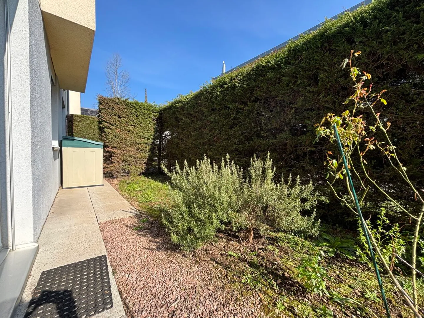 Beautiful furnished 3.5-room apartment with small terrace next to the train station in Gland - Photo 11 of 13