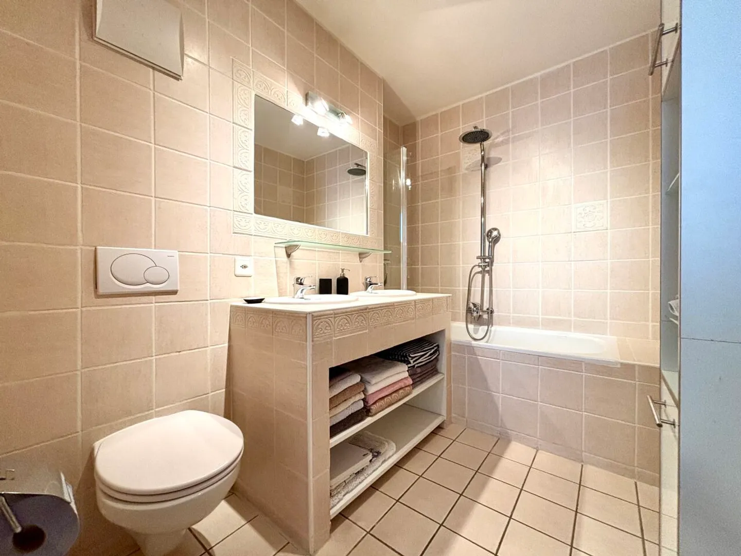 Beautiful furnished 3.5-room apartment with small terrace next to the train station in Gland - Photo 8 of 13